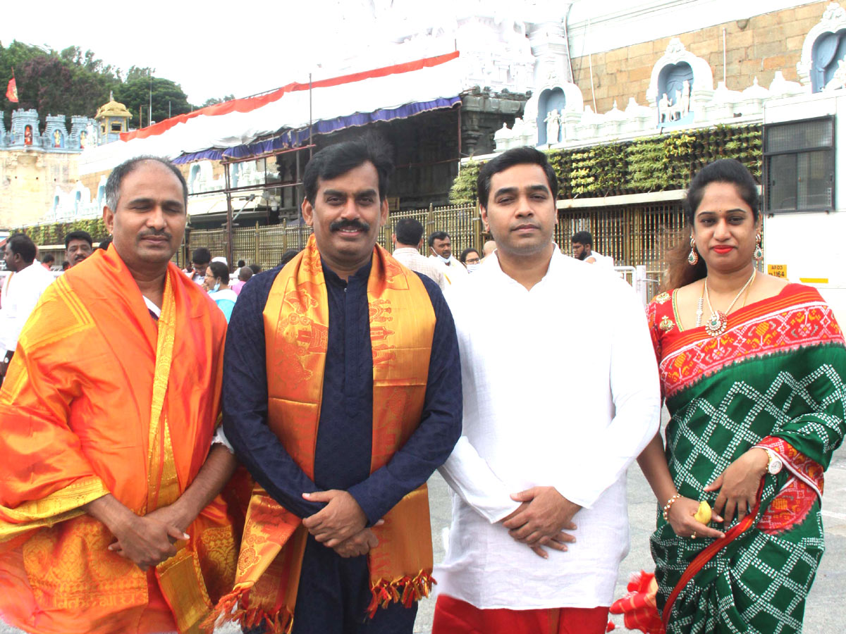 Huge Devotees Rush At Tirumala Tirupati Temple - Sakshi22