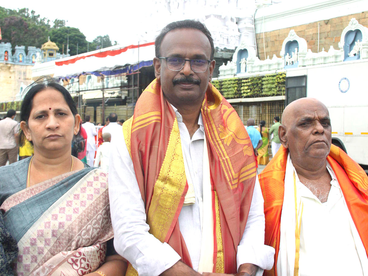 Huge Devotees Rush At Tirumala Tirupati Temple - Sakshi23