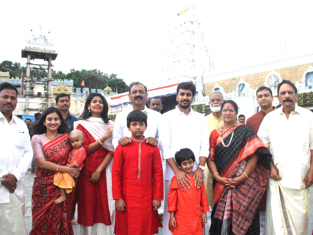 Huge Devotees Rush At Tirumala Tirupati Temple - Sakshi24
