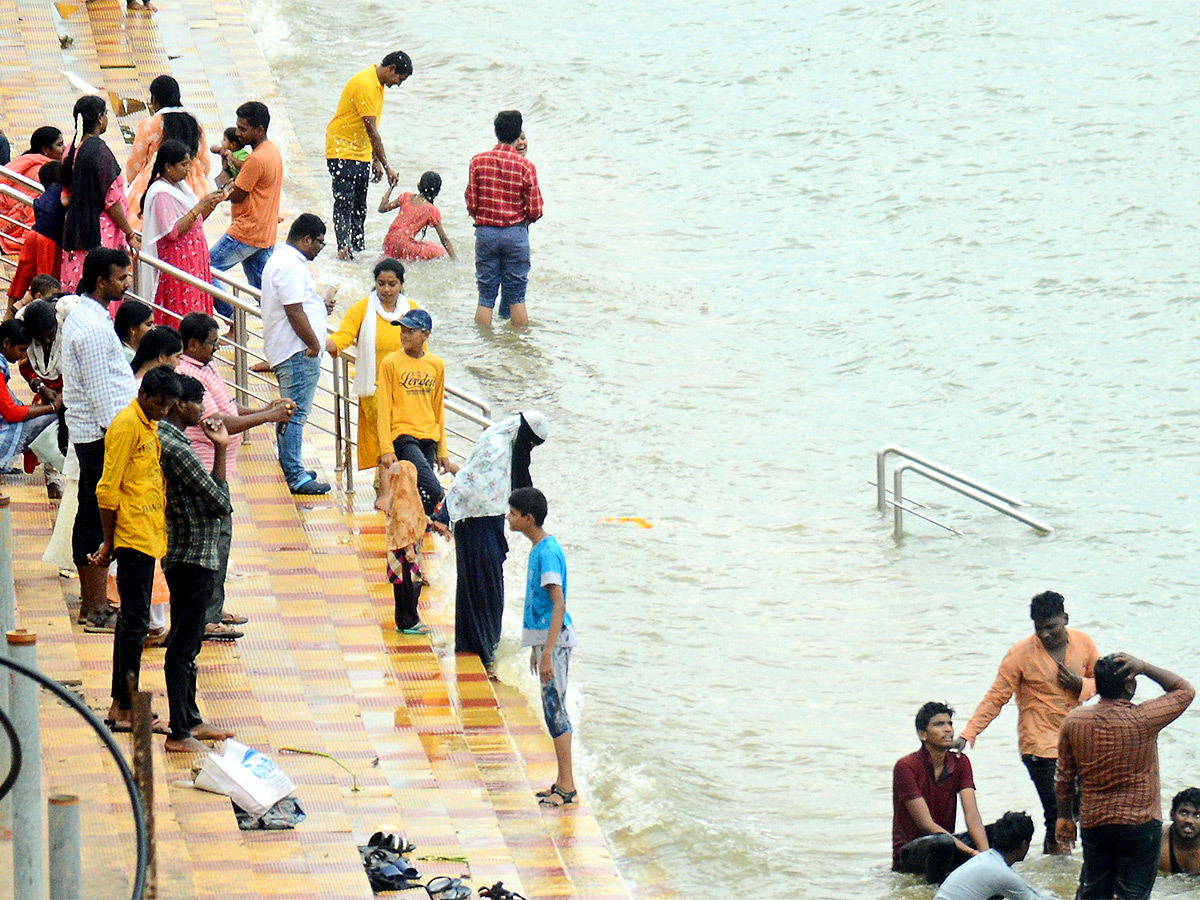 People Rush To Prakasam Barrage To Watch Floodwaters - Sakshi10