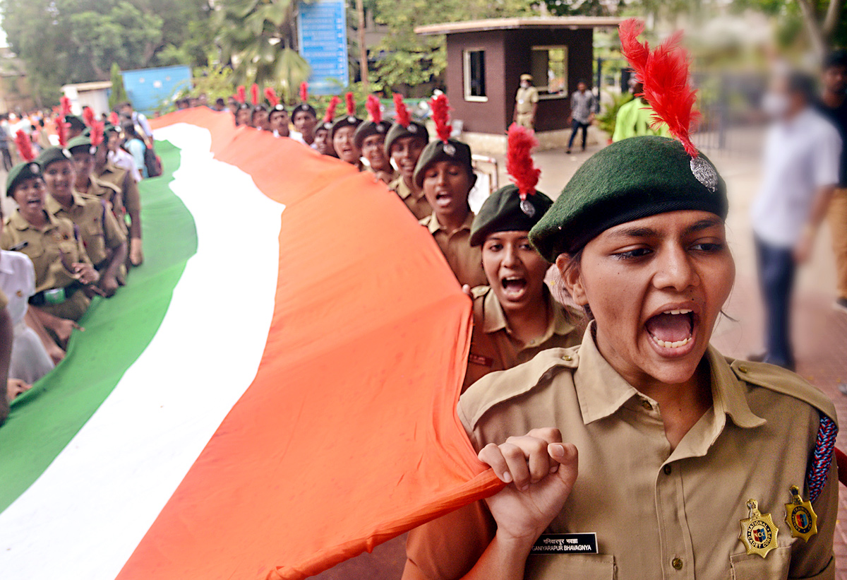 AU Engineering College Students Rally with 500 feet National flag - Sakshi7