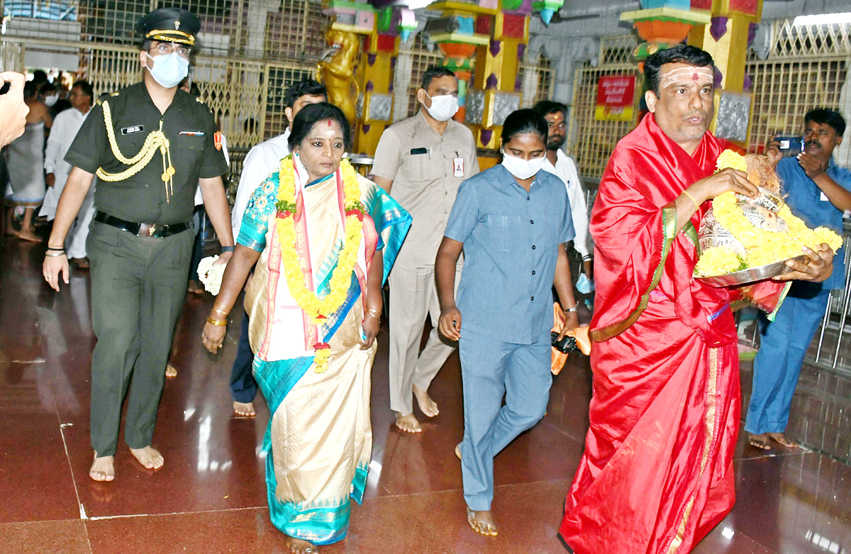 Telangana Governor Tamilisai Visits IIIT Basara - Sakshi13