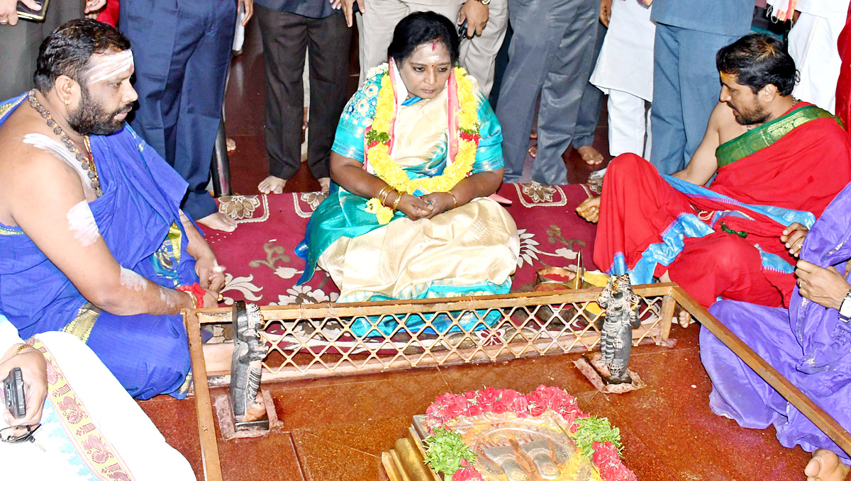 Telangana Governor Tamilisai Visits IIIT Basara - Sakshi2