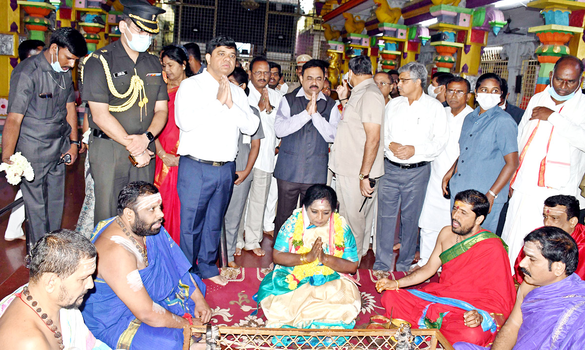 Telangana Governor Tamilisai Visits IIIT Basara - Sakshi3
