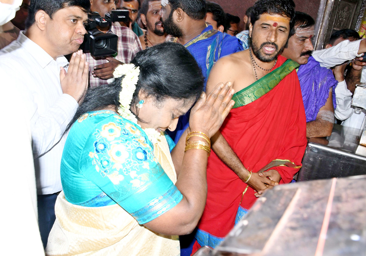 Telangana Governor Tamilisai Visits IIIT Basara - Sakshi4