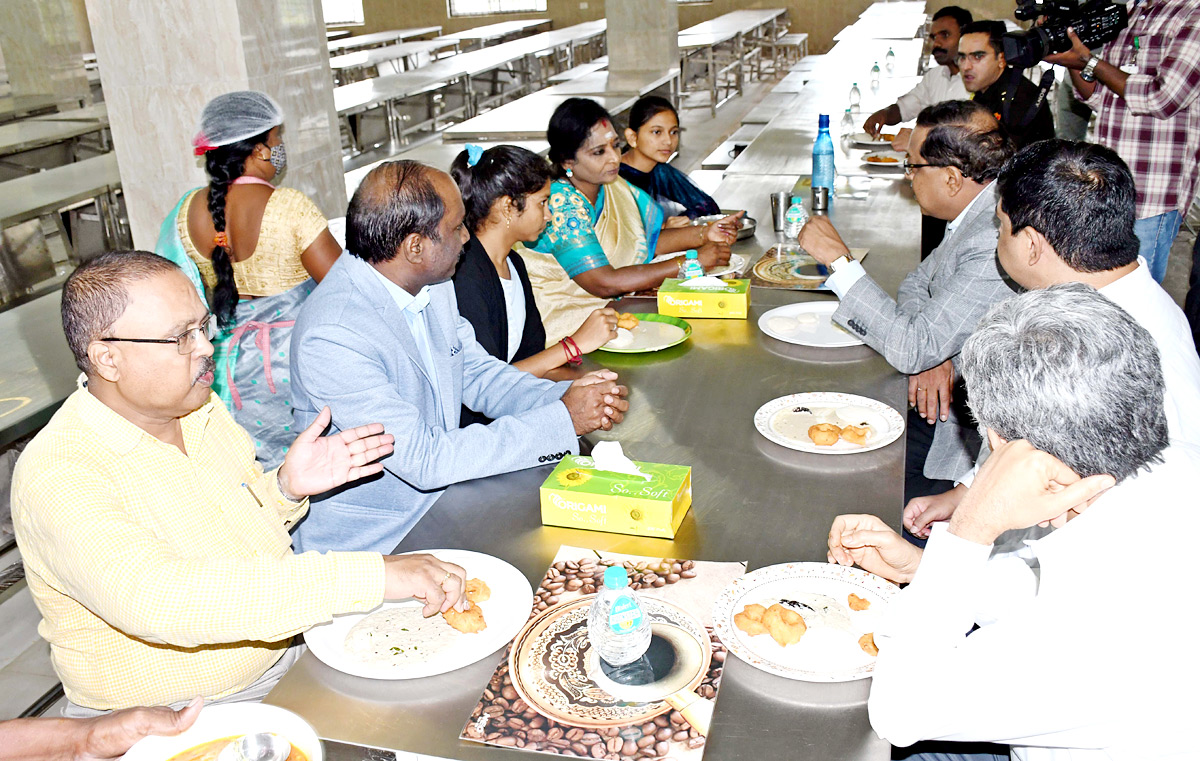 Telangana Governor Tamilisai Visits IIIT Basara - Sakshi5