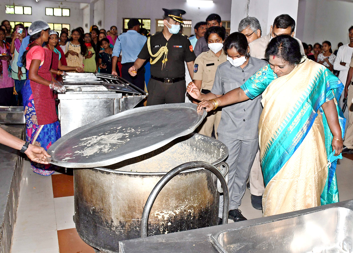 Telangana Governor Tamilisai Visits IIIT Basara - Sakshi6