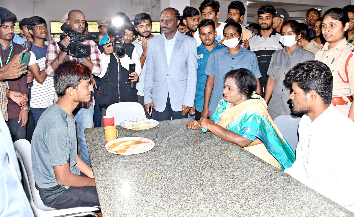 Telangana Governor Tamilisai Visits IIIT Basara - Sakshi8
