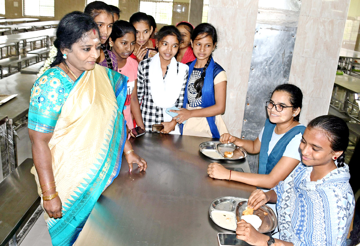 Telangana Governor Tamilisai Visits IIIT Basara - Sakshi9
