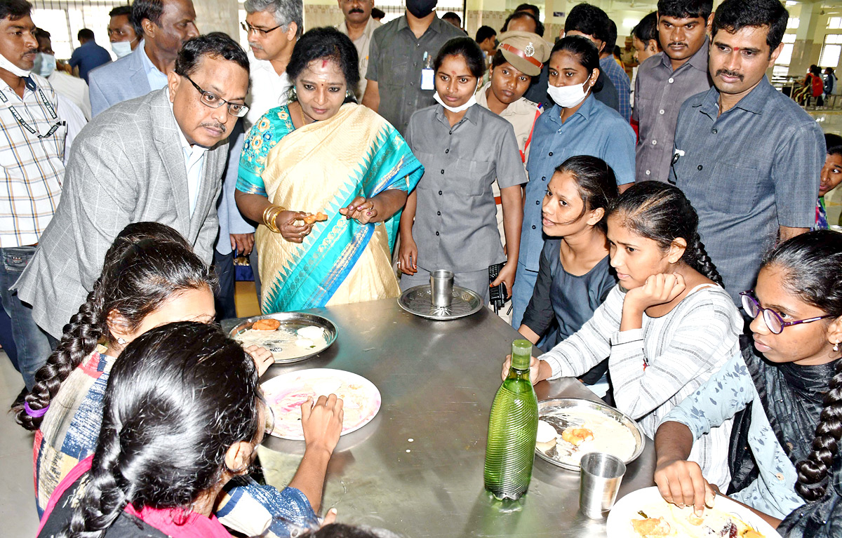 Telangana Governor Tamilisai Visits IIIT Basara - Sakshi10