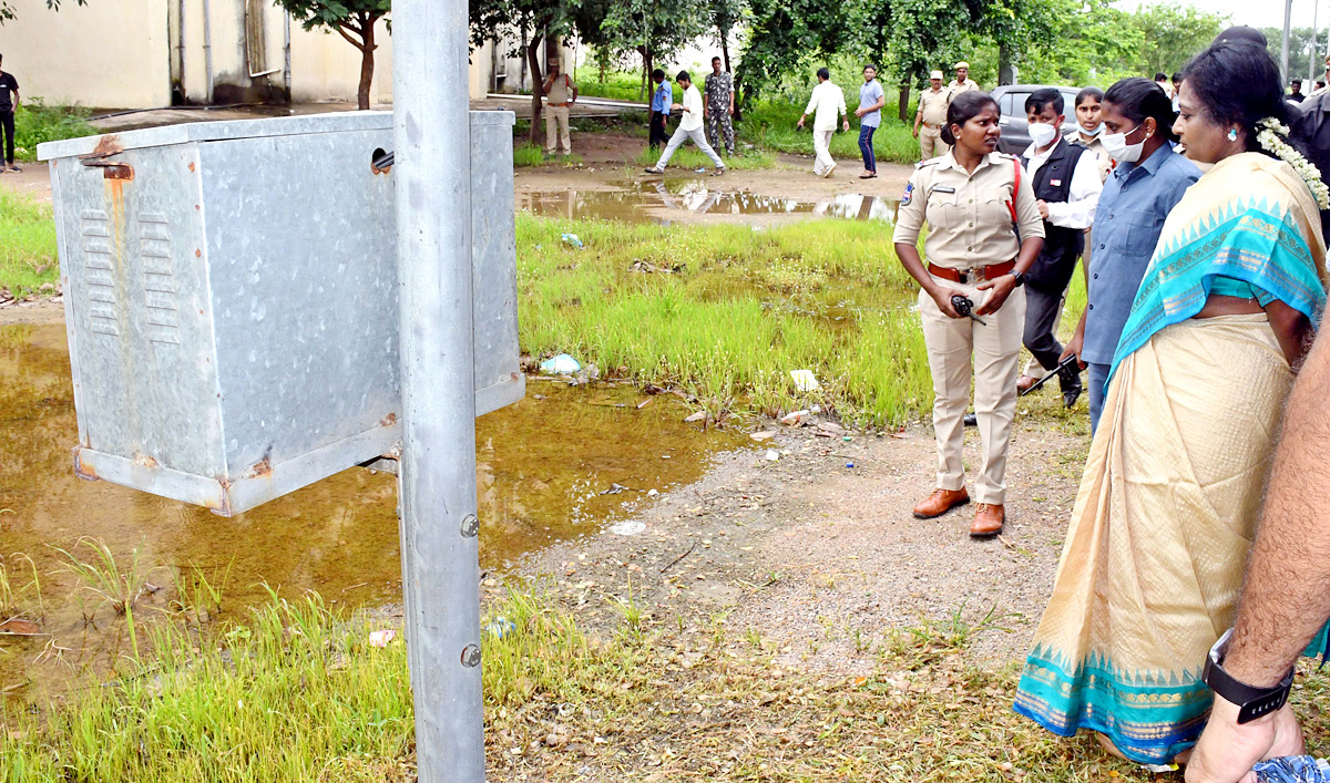 Telangana Governor Tamilisai Visits IIIT Basara - Sakshi11