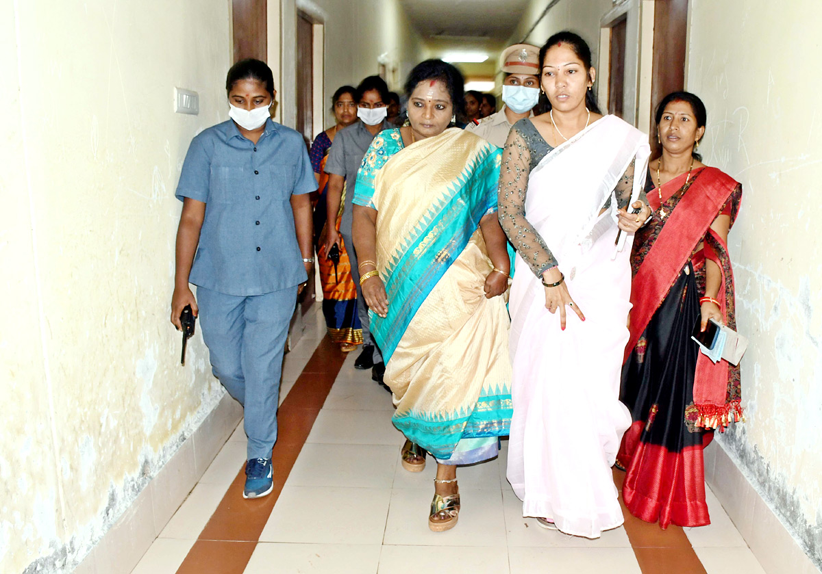 Telangana Governor Tamilisai Visits IIIT Basara - Sakshi12