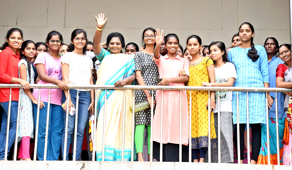 Telangana Governor Tamilisai Visits IIIT Basara - Sakshi1