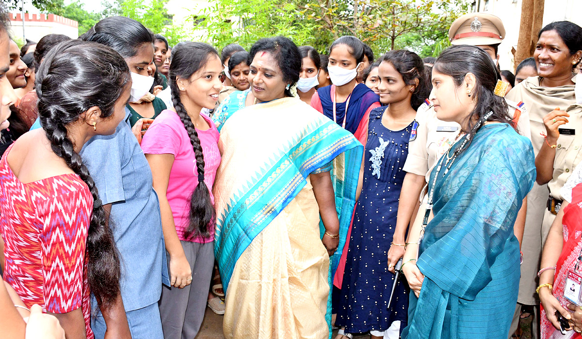 Telangana Governor Tamilisai Visits IIIT Basara - Sakshi15