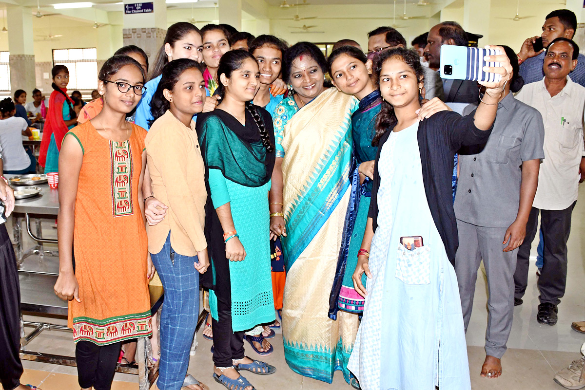Telangana Governor Tamilisai Visits IIIT Basara - Sakshi18