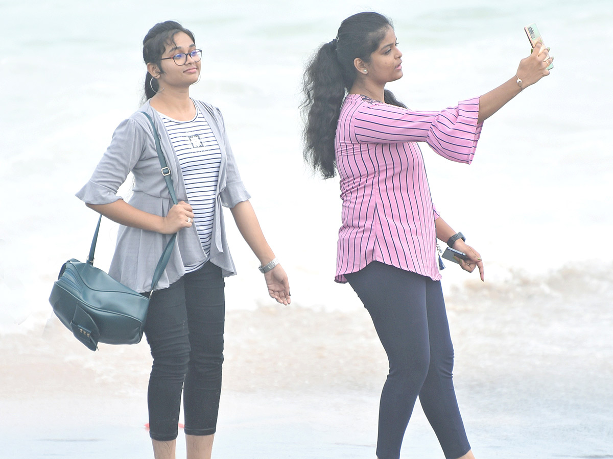 Friendship Day Celebrations in Visakhapatnam RK Beach Pics - Sakshi10