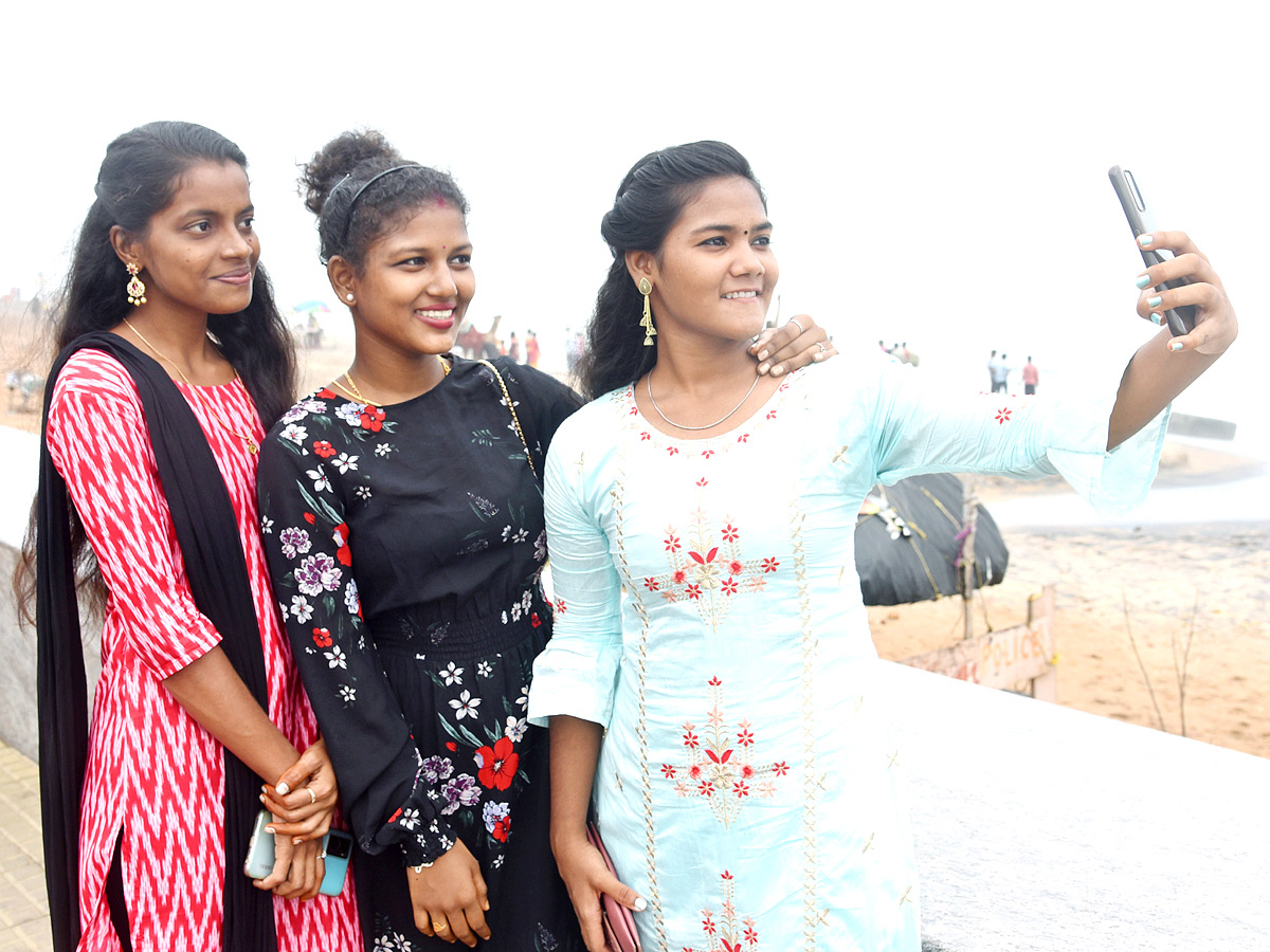 Friendship Day Celebrations in Visakhapatnam RK Beach Pics - Sakshi12