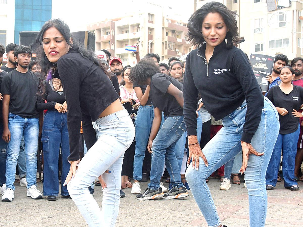 Friendship Day Celebrations in Visakhapatnam RK Beach Pics - Sakshi15