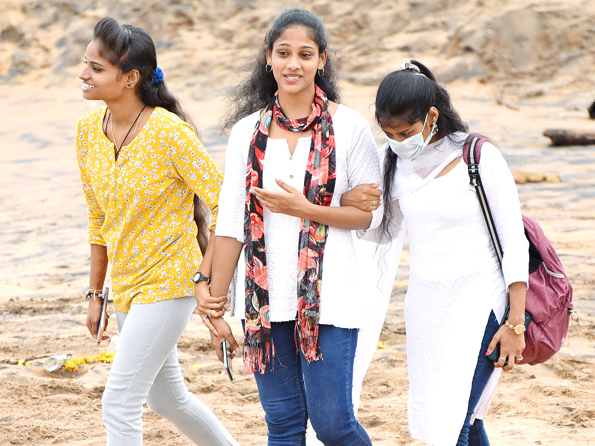 Friendship Day Celebrations in Visakhapatnam RK Beach Pics - Sakshi17