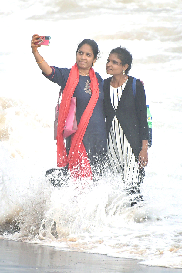 Friendship Day Celebrations in Visakhapatnam RK Beach Pics - Sakshi18