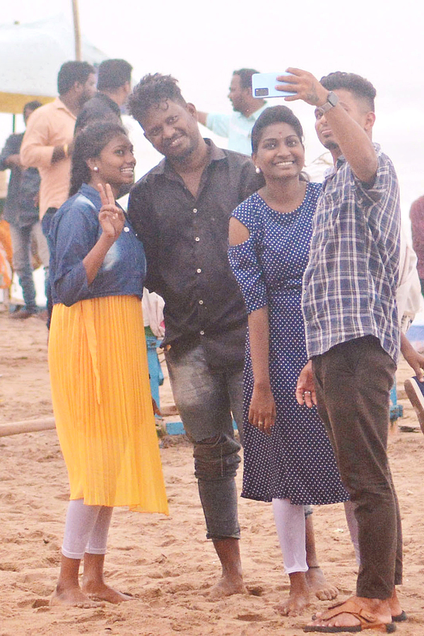Friendship Day Celebrations in Visakhapatnam RK Beach Pics - Sakshi21