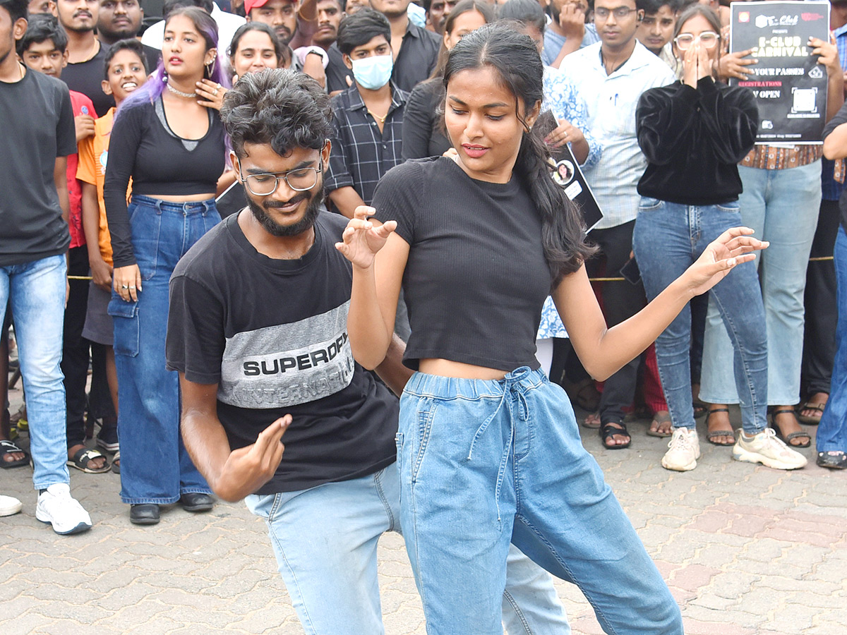 Friendship Day Celebrations in Visakhapatnam RK Beach Pics - Sakshi7