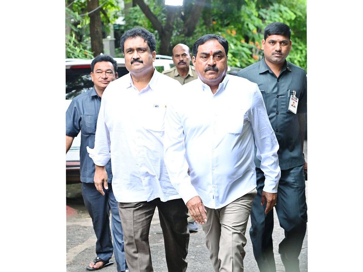 Tollywood Rebel Star Krishnam Raju Last Rites Photos Goes Viral Photo Gallery - Sakshi11