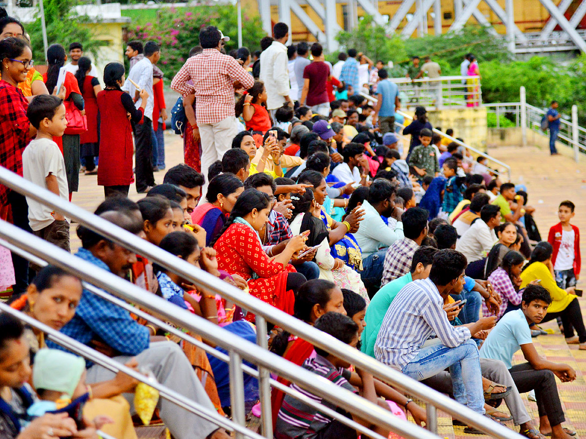 People rush to Prakasam barrage to watch floodwaters Photo Gallery - Sakshi6