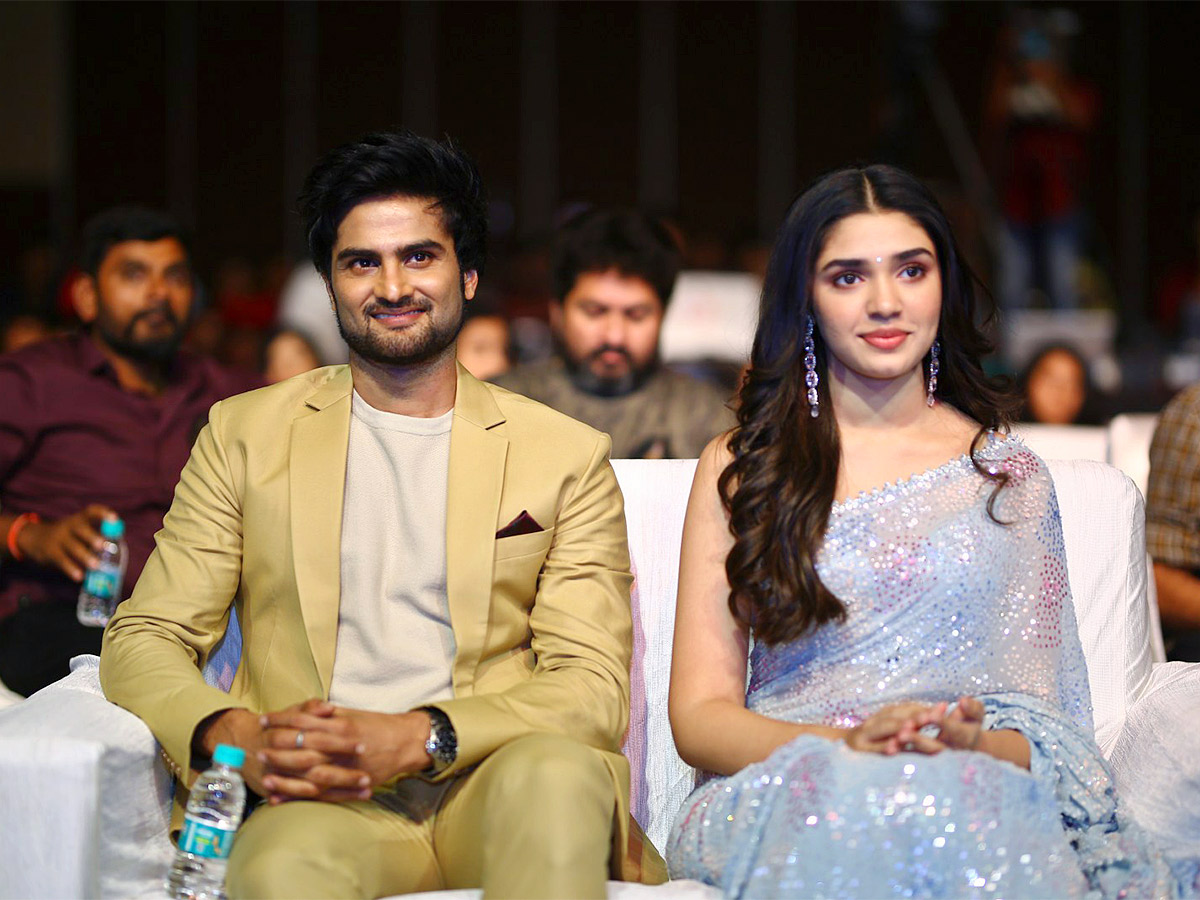 Aa Ammayi Gurinchi Meeku Cheppali Pre Release Stills - Sakshi22