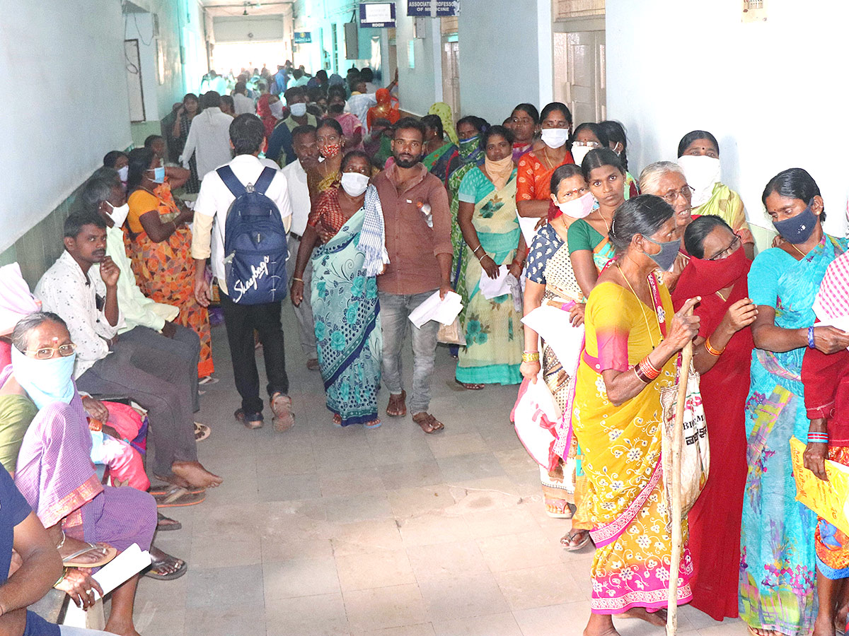 Warangal MGM Patients Wait For Doctors - Sakshi10