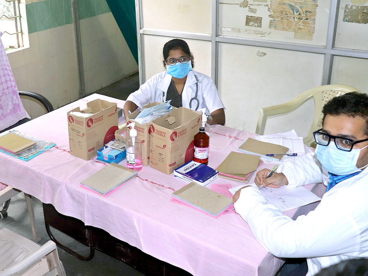 Warangal MGM Patients Wait For Doctors - Sakshi11