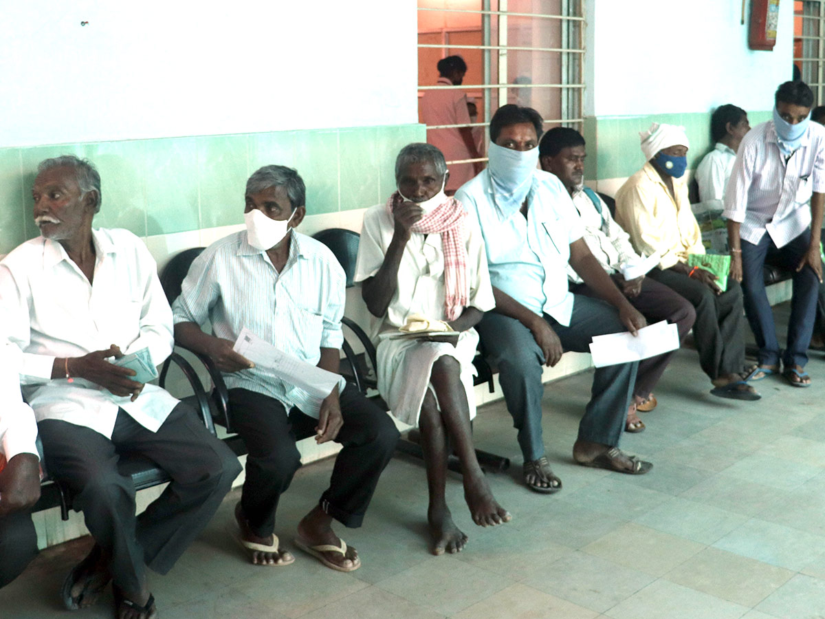 Warangal MGM Patients Wait For Doctors - Sakshi12