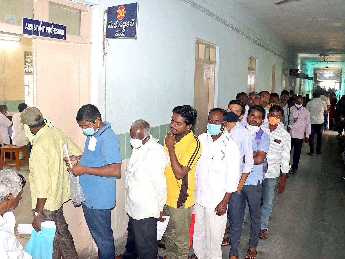 Warangal MGM Patients Wait For Doctors - Sakshi13