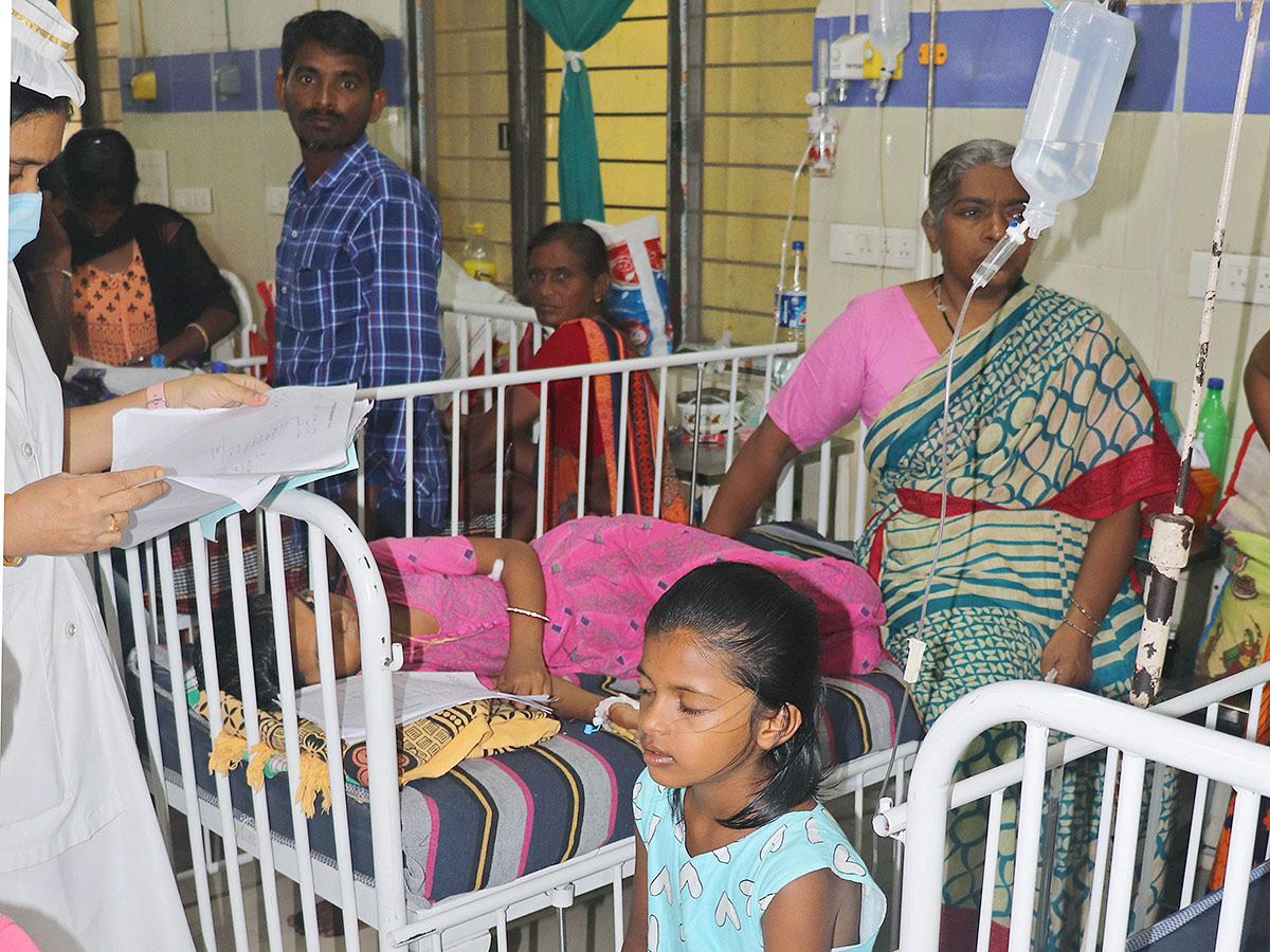 Warangal MGM Patients Wait For Doctors - Sakshi15