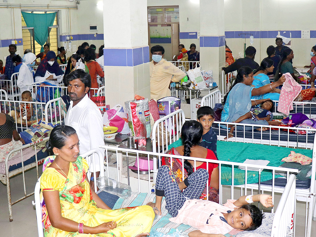 Warangal MGM Patients Wait For Doctors - Sakshi17