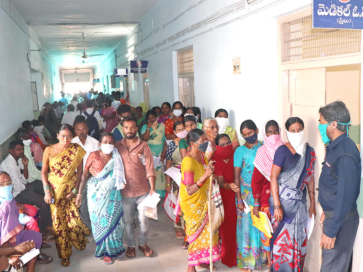 Warangal MGM Patients Wait For Doctors - Sakshi2
