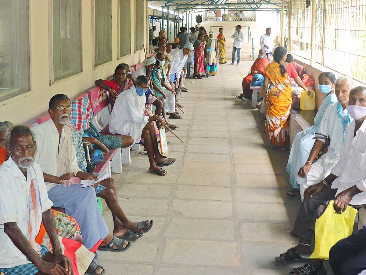 Warangal MGM Patients Wait For Doctors - Sakshi3