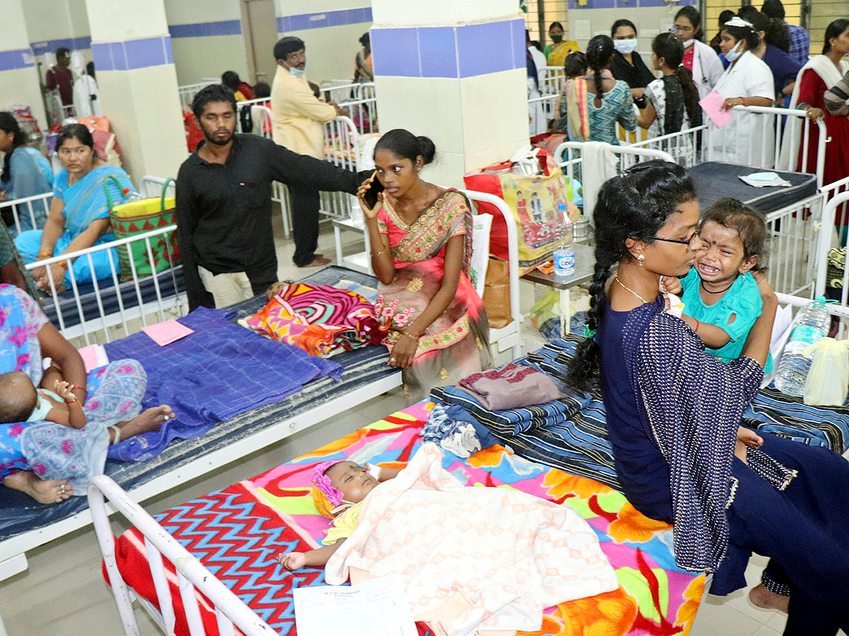 Warangal MGM Patients Wait For Doctors - Sakshi4