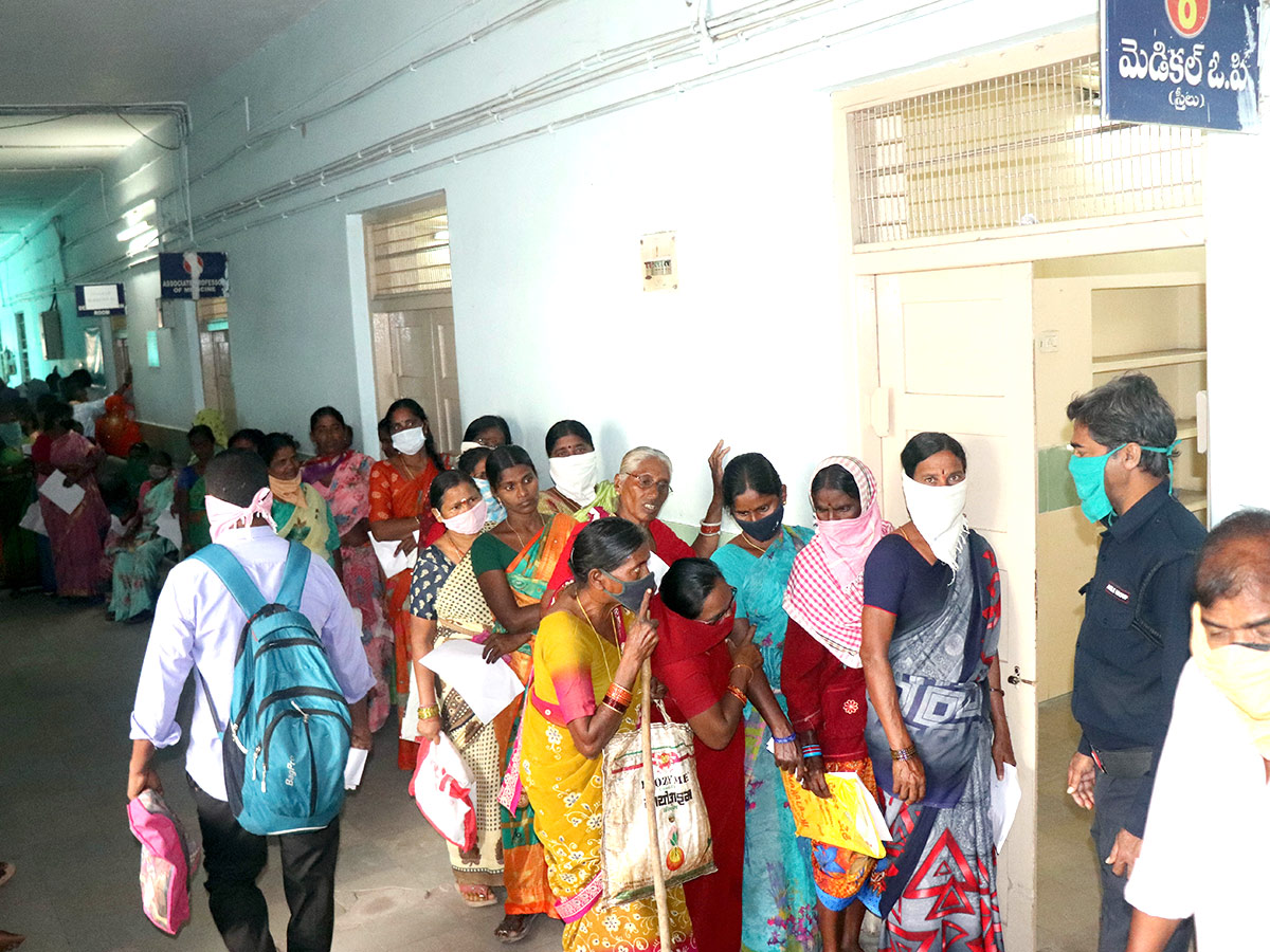 Warangal MGM Patients Wait For Doctors - Sakshi5