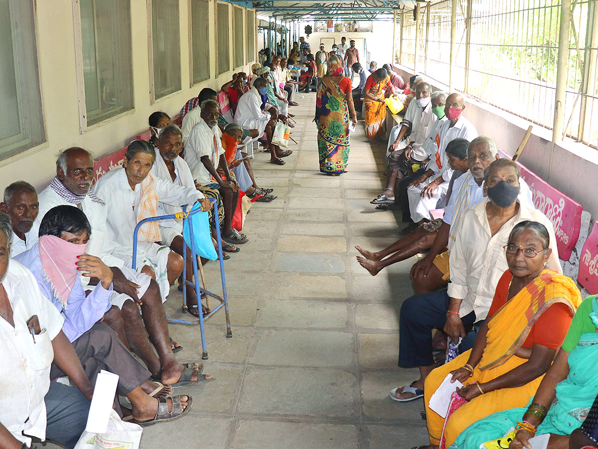 Warangal MGM Patients Wait For Doctors - Sakshi9