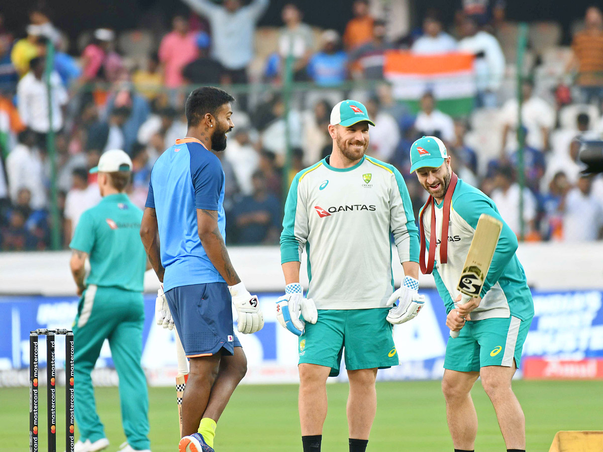 Huge Crowd at Uppal Stadium Photo Gallery - Sakshi21