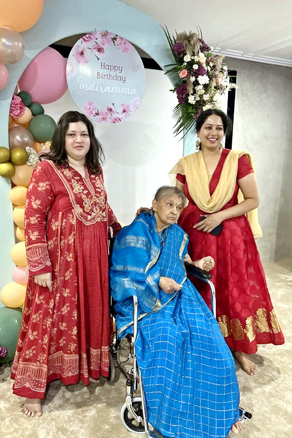 Mahesh Babu Mother Indira Devi With Family Members Photos  - Sakshi11