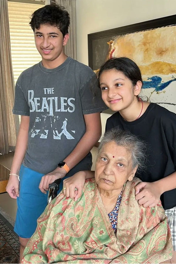 Mahesh Babu Mother Indira Devi With Family Members Photos  - Sakshi12
