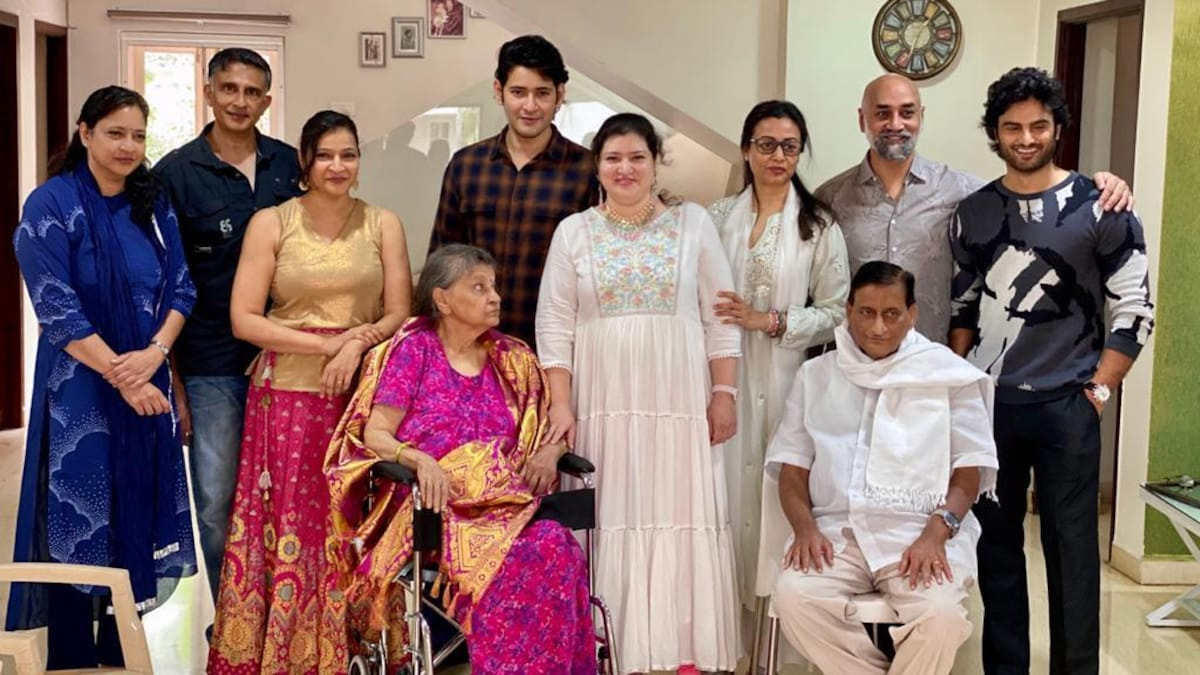 Mahesh Babu Mother Indira Devi With Family Members Photos  - Sakshi14