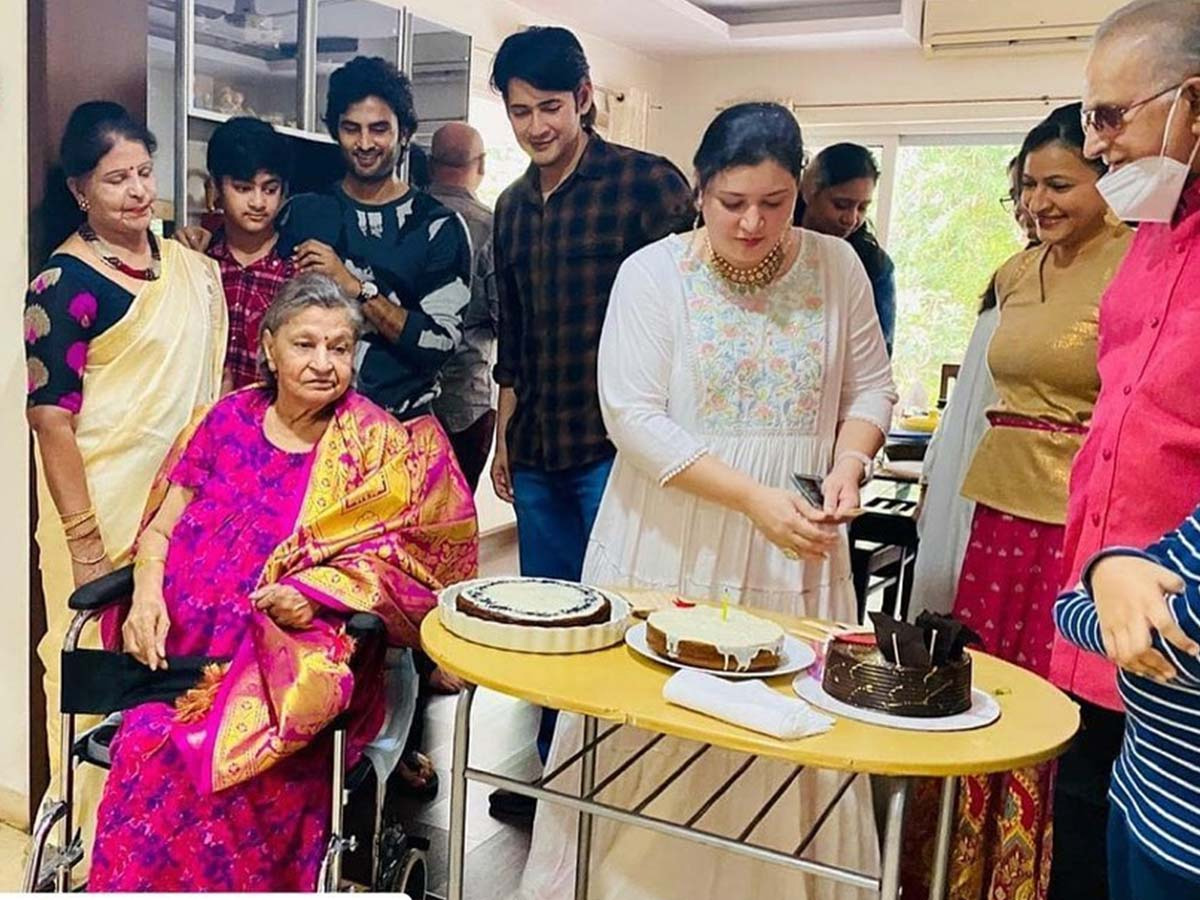 Mahesh Babu Mother Indira Devi With Family Members Photos  - Sakshi15