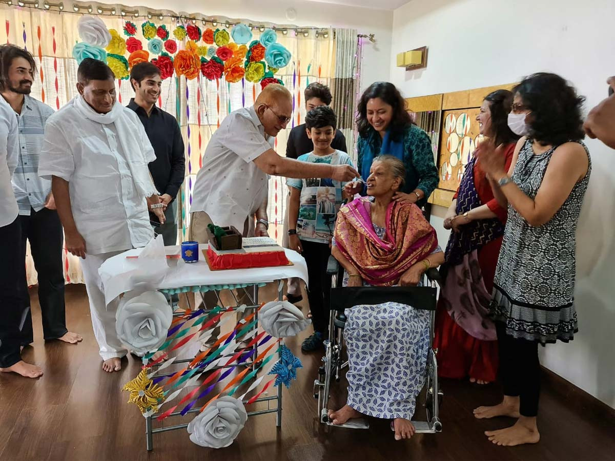 Mahesh Babu Mother Indira Devi With Family Members Photos  - Sakshi4