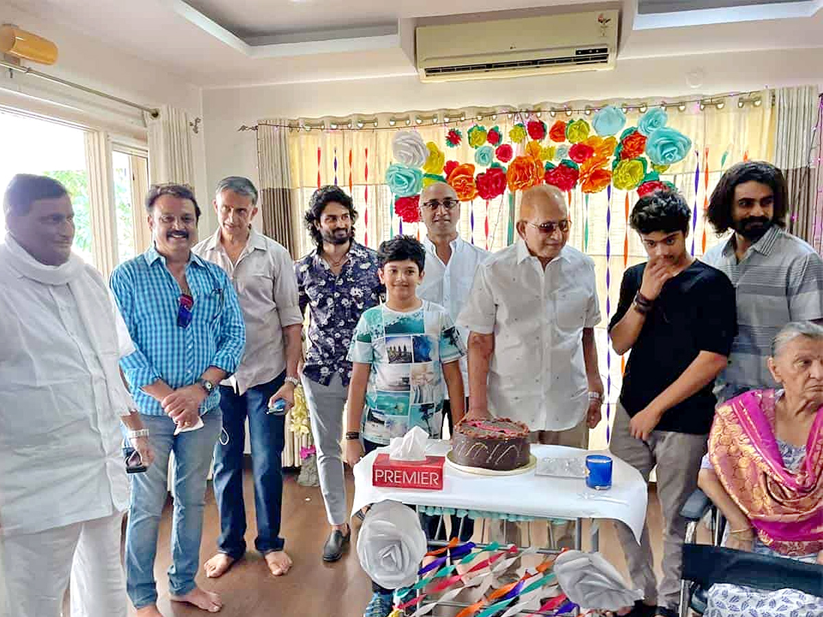 Mahesh Babu Mother Indira Devi With Family Members Photos  - Sakshi5