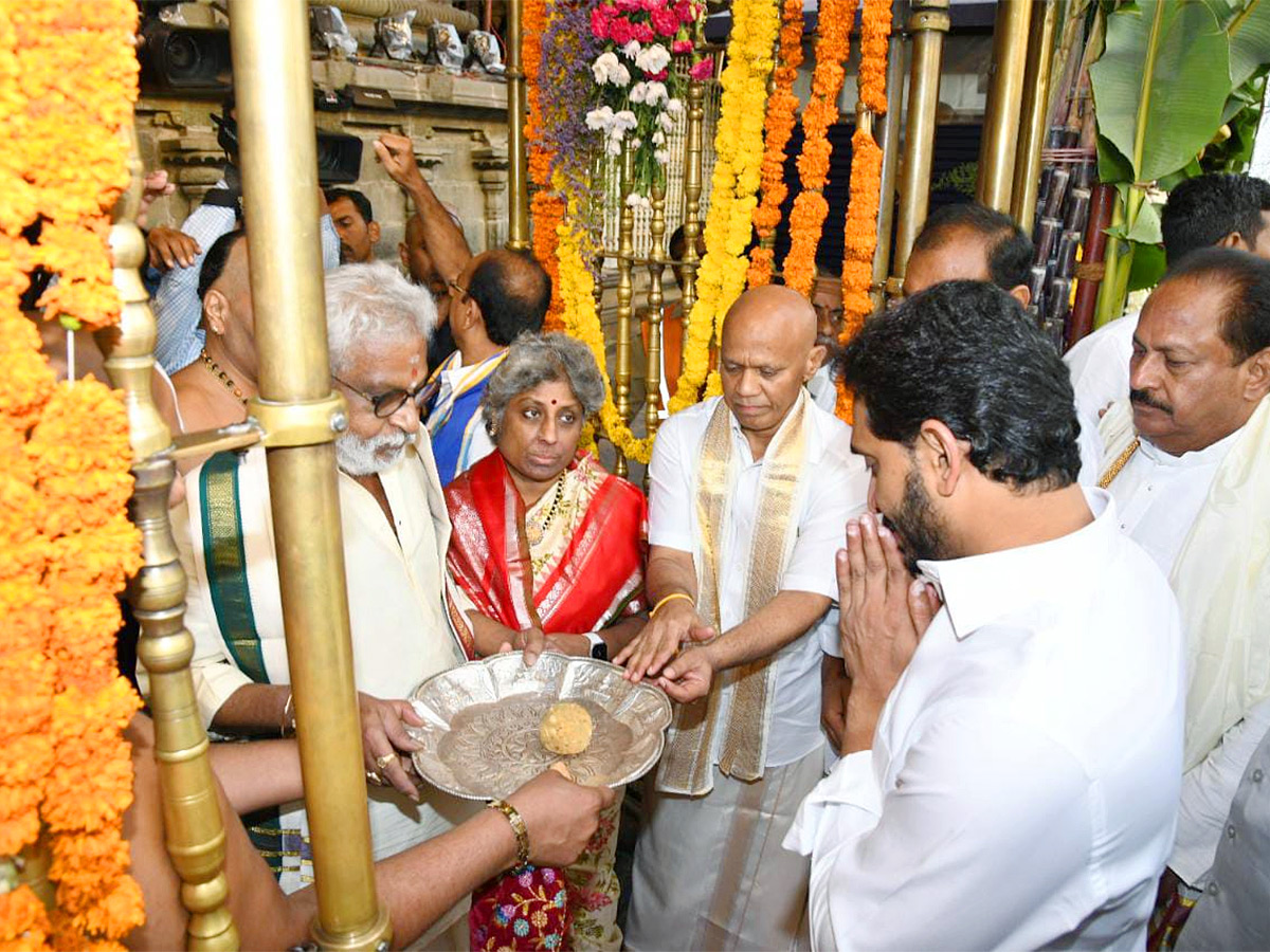 AP CM YS Jagan Tirumala Brahmotsavam 2022 - Sakshi10