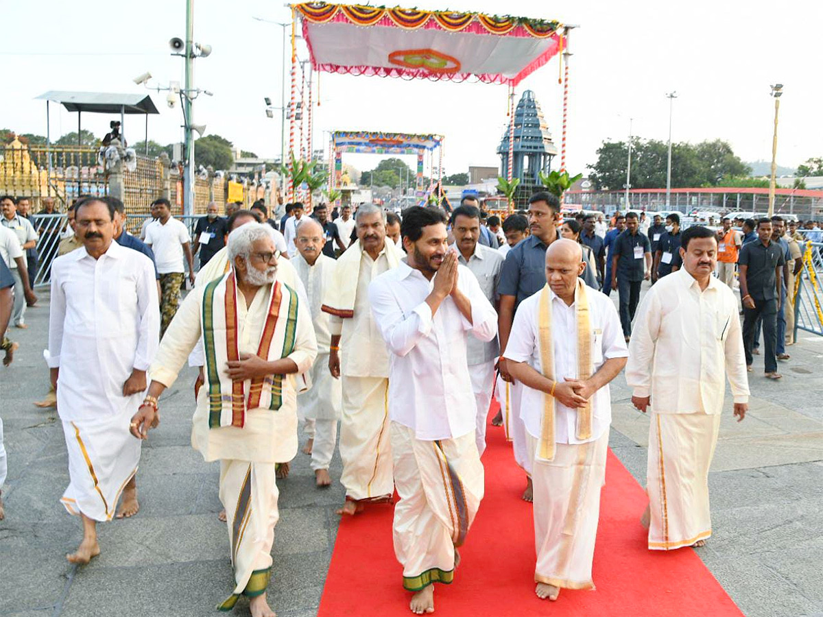 AP CM YS Jagan Tirumala Brahmotsavam 2022 - Sakshi12