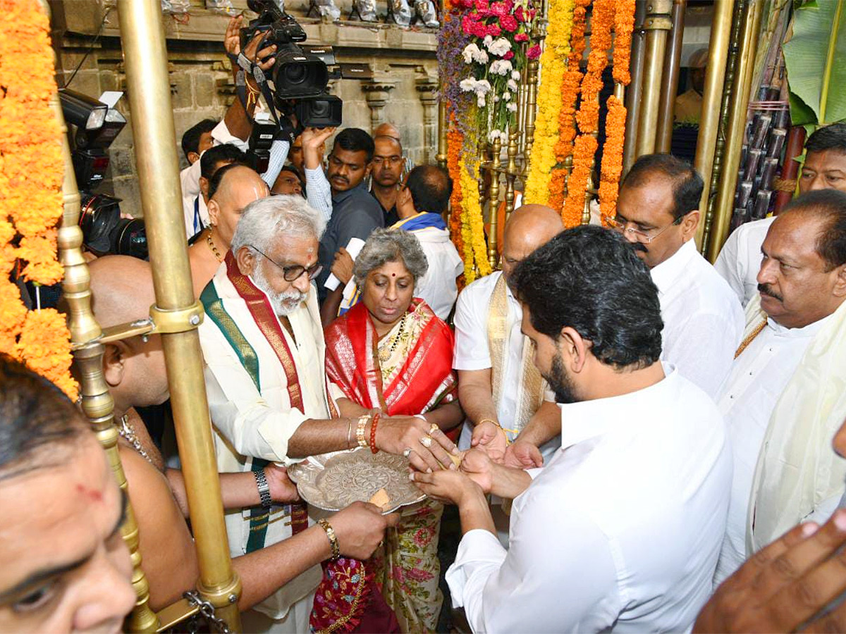 AP CM YS Jagan Tirumala Brahmotsavam 2022 - Sakshi15